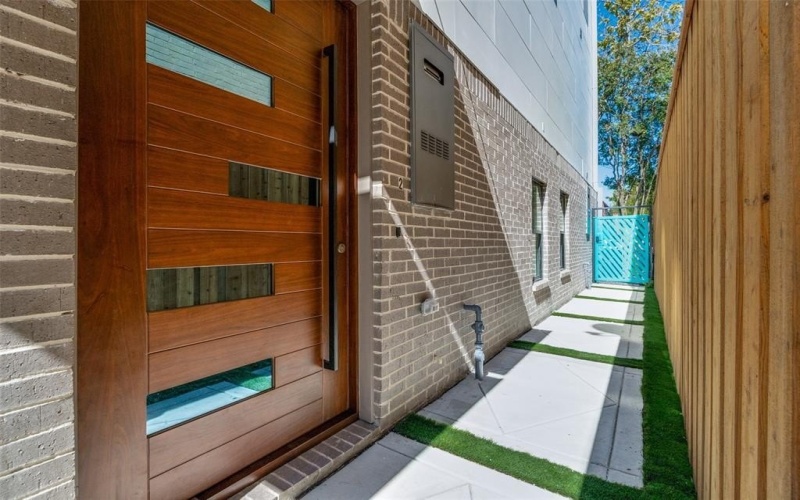 708 W 10th Street #103, Dallas, TX 75208, 2 Bedrooms Bedrooms, ,3 BathroomsBathrooms,Residential,For Sale,708 W 10th Street,0,21119500