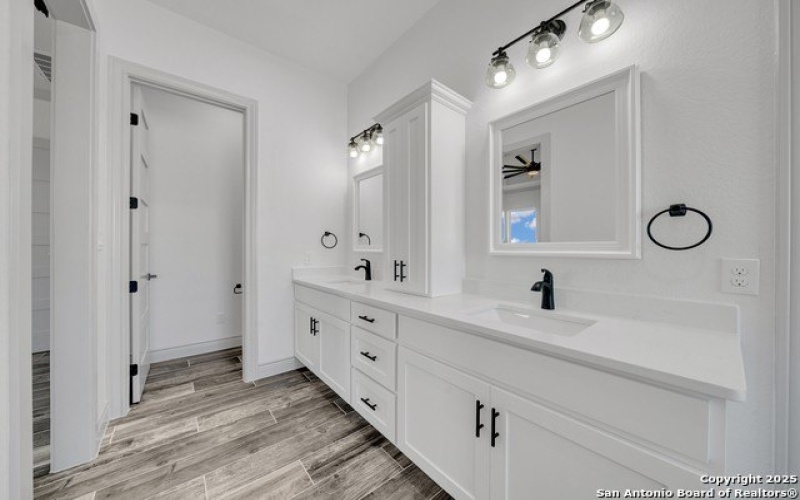 111 Sunset Dr, La Vernia, TX 78121, 5 Bedrooms Bedrooms, ,5 BathroomsBathrooms,Residential,For Sale,111 Sunset Dr,0,1925397