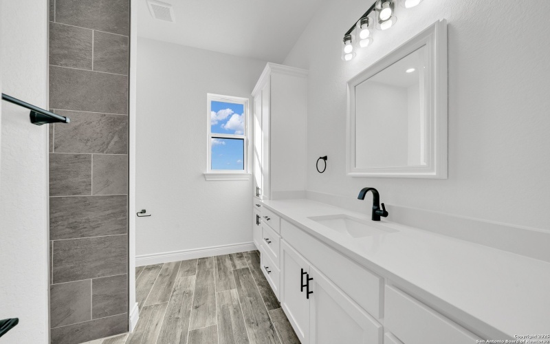 162 Estates Dr, La Vernia, TX 78121, 4 Bedrooms Bedrooms, ,5 BathroomsBathrooms,Residential,For Sale,162 Estates Dr,0,1925434