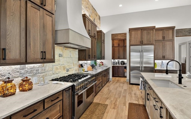 1011 MOSS DOWNS, Granite Shoals, TX 78654-0000, 5 Habitaciones Habitaciones , ,7 BañosBaños,Residential,En Venta,1011 MOSS DOWNS,0,175836