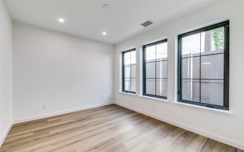 1775 Novela Way, Dallas, TX 75215, 3 Bedrooms Bedrooms, ,3 BathroomsBathrooms,Residential,For Sale,1775 Novela Way,0,21122047