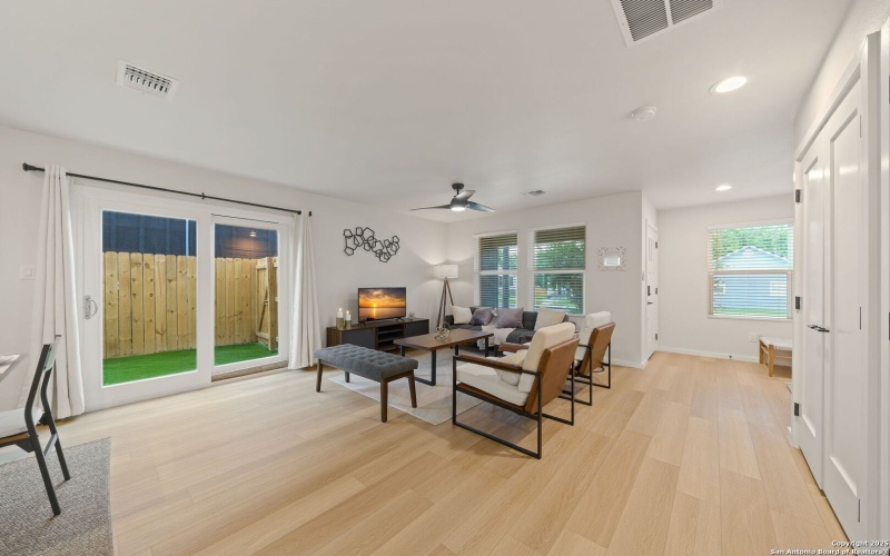 1108 S Gevers St, San Antonio, TX 78203, 3 Habitaciones Habitaciones , ,2 BañosBaños,Residential,En Venta,1108 S Gevers St,0,1865861