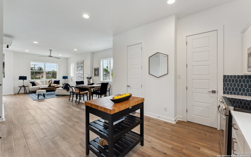 1735 W Gramercy unit: 301 #301, San Antonio, TX 78201, 2 Bedrooms Bedrooms, ,2 BathroomsBathrooms,Residential,For Sale,1735 W Gramercy unit: 301,0,1878123