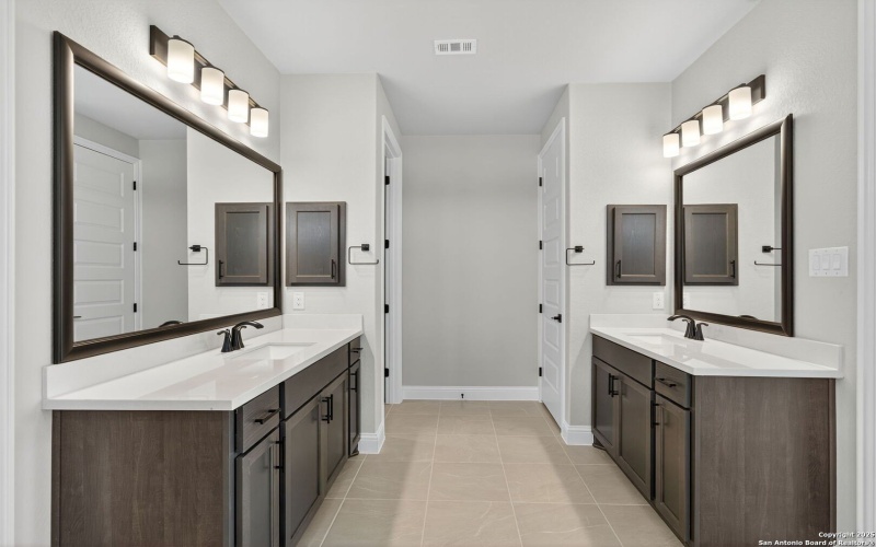 221 Janice Avenue, Castroville, TX 78009, 4 Habitaciones Habitaciones , ,3 BañosBaños,Residential,En Venta,221 Janice Avenue,0,1880516