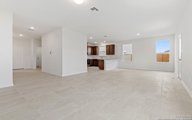 5011 BANK RUNNER, Elmendorf, TX 78112, 3 Habitaciones Habitaciones , ,2 BañosBaños,Residential,En Venta,5011 BANK RUNNER,0,1896640