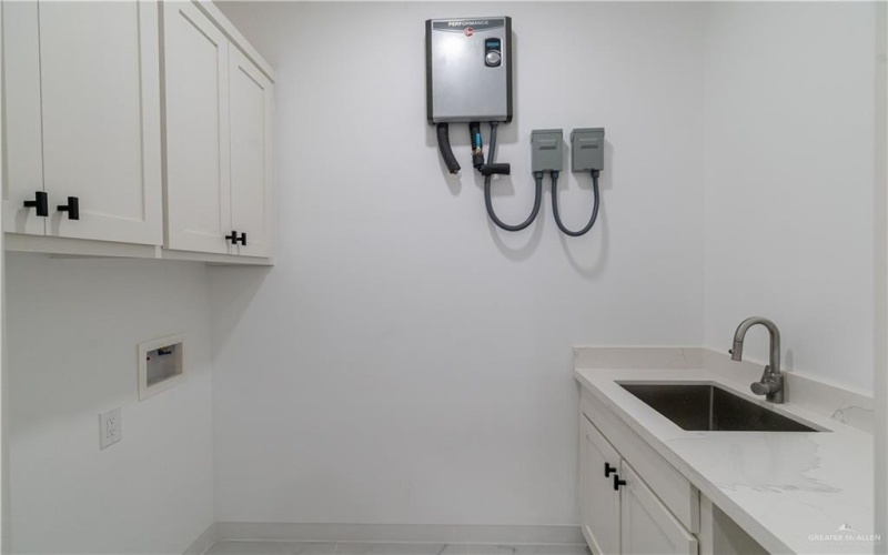 207 E Diaz Avenue, Pharr, TX 78577, 3 Bedrooms Bedrooms, ,2 BathroomsBathrooms,Residential,For Sale,207 E Diaz Avenue,0,488383