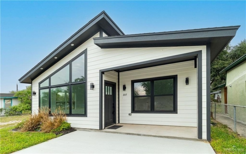 207 E Diaz Avenue, Pharr, TX 78577, 3 Bedrooms Bedrooms, ,2 BathroomsBathrooms,Residential,For Sale,207 E Diaz Avenue,0,488383