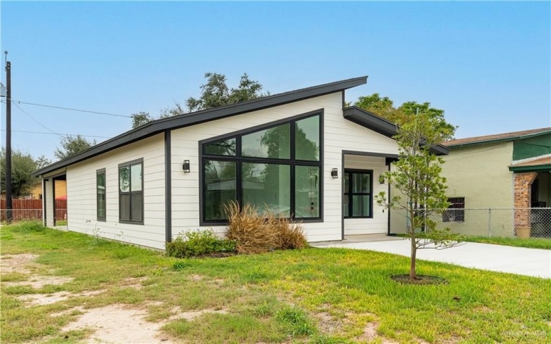 207 E Diaz Avenue, Pharr, TX 78577, 3 Bedrooms Bedrooms, ,2 BathroomsBathrooms,Residential,For Sale,207 E Diaz Avenue,0,488383