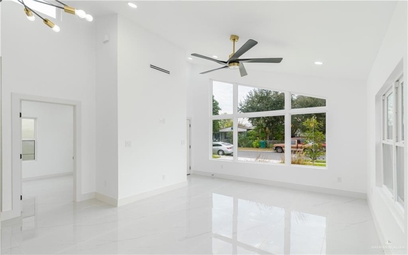 207 E Diaz Avenue, Pharr, TX 78577, 3 Bedrooms Bedrooms, ,2 BathroomsBathrooms,Residential,For Sale,207 E Diaz Avenue,0,488383