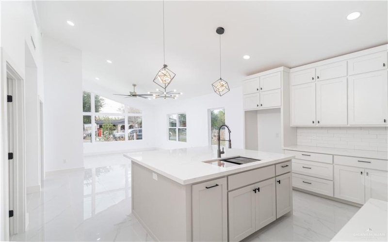 207 E Diaz Avenue, Pharr, TX 78577, 3 Bedrooms Bedrooms, ,2 BathroomsBathrooms,Residential,For Sale,207 E Diaz Avenue,0,488383