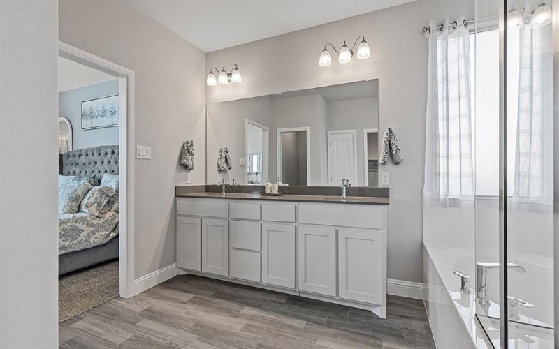 10381 SUNSET SHORE Drive, Grand Prairie, TX 76065, 4 Habitaciones Habitaciones , ,3 BañosBaños,Residential,En Venta,10381 SUNSET SHORE Drive,0,21123510