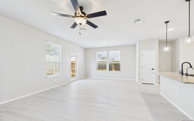 1018 W 1604 N Unit 203, San Antonio, TX 78251, 3 Habitaciones Habitaciones , ,2 BañosBaños,Residential,En Venta,1018 W 1604 N Unit 203,0,1886547