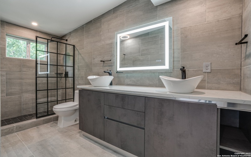 811 Montana St, San Antonio, TX 78203, ,Residential Multi Family,En Venta,811 Montana St,0,1913998