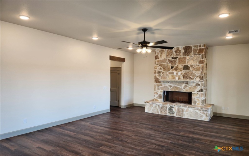 100 Hillside Lane, Lampasas, TX 76550, 4 Bedrooms Bedrooms, ,2 BathroomsBathrooms,Residential,For Sale,100 Hillside Lane,0,598924