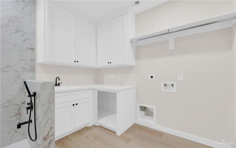 1027 Broken Arrow Drive, Alamo, TX 78516, 3 Bedrooms Bedrooms, ,2 BathroomsBathrooms,Residential,For Sale,1027 Broken Arrow Drive,0,488309