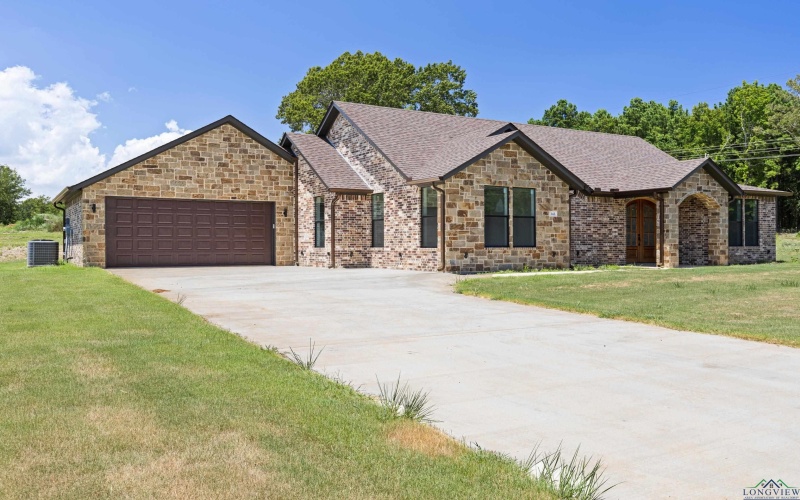 142 BIG OAKS RD, Kilgore, TX 75662, 4 Habitaciones Habitaciones , ,2 BañosBaños,Residential,En Venta,142 BIG OAKS RD,20252481