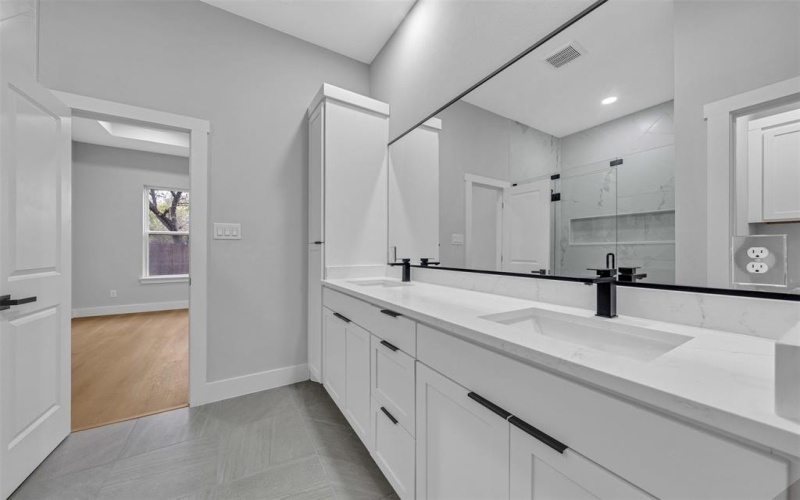 302 W west coral Way, Grand Prairie, TX 75051, 4 Habitaciones Habitaciones , ,3 BañosBaños,Residential,En Venta,302 W west coral Way,0,21127811