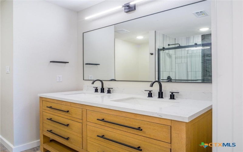 303 Cedarhill Drive, Marble Falls, TX 78654, 3 Bedrooms Bedrooms, ,2 BathroomsBathrooms,Residential,For Sale,303 Cedarhill Drive,0,599570