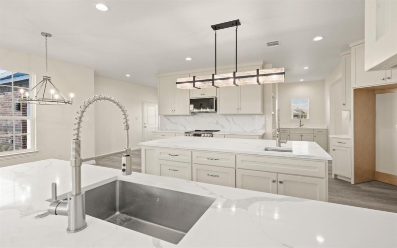 828 Mallard Pointe Drive, Grand Prairie, TX 75104, 5 Habitaciones Habitaciones , ,5 BañosBaños,Residential,En Venta,828 Mallard Pointe Drive,0,21100682