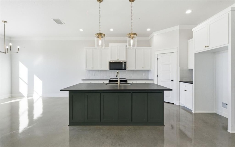 1001 Paramount Drive, Cresson, TX 76035, 3 Bedrooms Bedrooms, ,2 BathroomsBathrooms,Residential,For Sale,1001 Paramount Drive,0,21117107