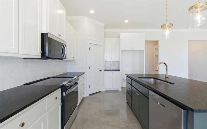 1001 Paramount Drive, Cresson, TX 76035, 3 Bedrooms Bedrooms, ,2 BathroomsBathrooms,Residential,For Sale,1001 Paramount Drive,0,21117107