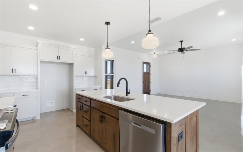 1005 Paramount Drive, Cresson, TX 76035, 3 Bedrooms Bedrooms, ,2 BathroomsBathrooms,Residential,For Sale,1005 Paramount Drive,0,21117121