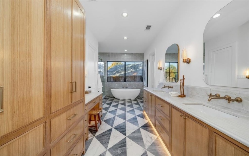 7004 Irongate Lane, Dallas, TX 75214, 5 Bedrooms Bedrooms, ,6 BathroomsBathrooms,Residential,For Sale,7004 Irongate Lane,0,21132447