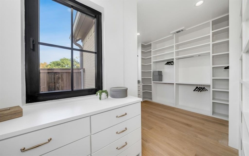 7004 Irongate Lane, Dallas, TX 75214, 5 Bedrooms Bedrooms, ,6 BathroomsBathrooms,Residential,For Sale,7004 Irongate Lane,0,21132447