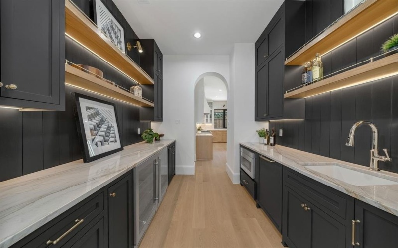 7004 Irongate Lane, Dallas, TX 75214, 5 Bedrooms Bedrooms, ,6 BathroomsBathrooms,Residential,For Sale,7004 Irongate Lane,0,21132447