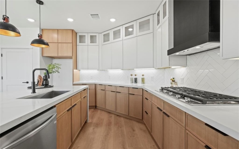 325 N Moore, Dallas, TX 75203, 4 Habitaciones Habitaciones , ,5 BañosBaños,Residential,En Venta,325 N Moore,0,21132772