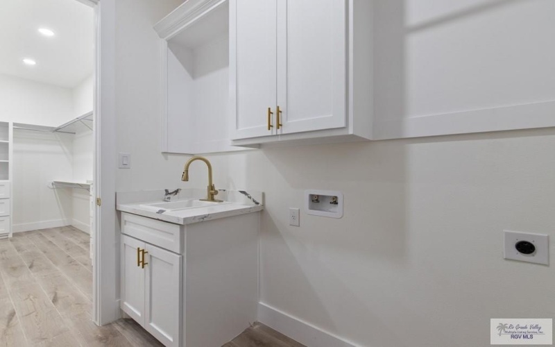 1305 THACKER LANE, HARLINGEN, TX 78552, 4 Habitaciones Habitaciones , ,3 BañosBaños,Residential,En Venta,1305 THACKER LANE,0,29763218