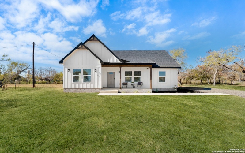 732 County Road 6846, Lytle, TX 78052, 3 Habitaciones Habitaciones , ,2 BañosBaños,Residential,En Venta,732 County Road 6846,0,1929735