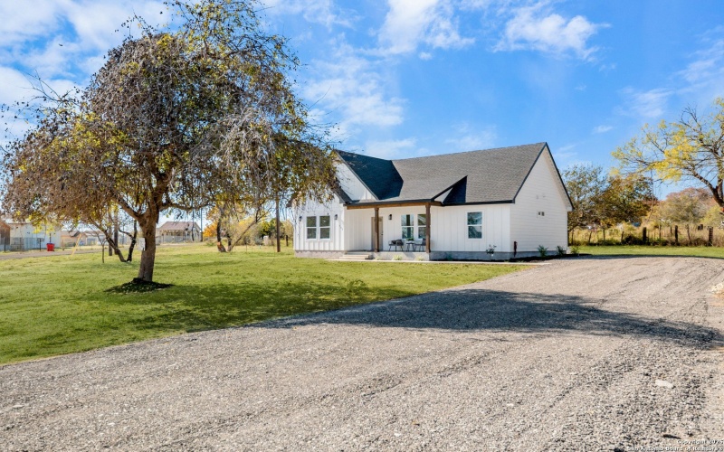 732 County Road 6846, Lytle, TX 78052, 3 Habitaciones Habitaciones , ,2 BañosBaños,Residential,En Venta,732 County Road 6846,0,1929735