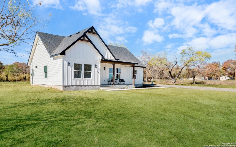 732 County Road 6846, Lytle, TX 78052, 3 Habitaciones Habitaciones , ,2 BañosBaños,Residential,En Venta,732 County Road 6846,0,1929735