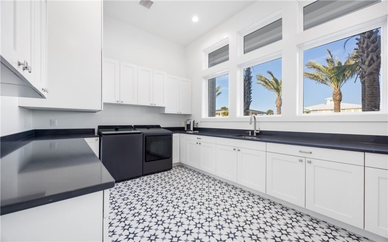 305 Estes Drive, Rockport, TX 78382, 6 Bedrooms Bedrooms, ,5 BathroomsBathrooms,Residential,For Sale,305 Estes Drive,0,469088