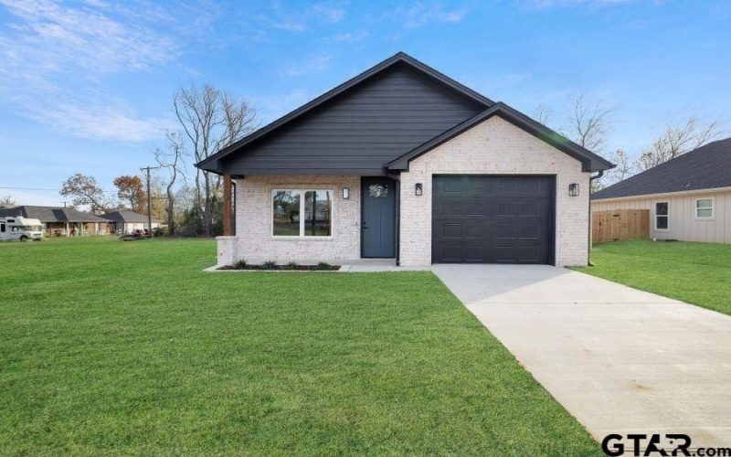 304 W Tarbutton, Troup, TX 75789, 3 Bedrooms Bedrooms, ,2 BathroomsBathrooms,Residential,For Sale,304 W Tarbutton,0,25018011