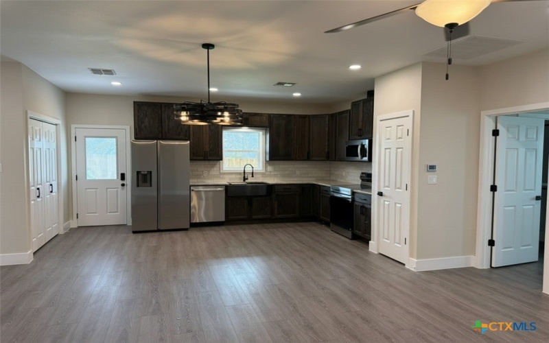 205 Haller Street, Yoakum, TX 77995, 3 Habitaciones Habitaciones , ,2 BañosBaños,Residential,En Venta,205 Haller Street,0,600692