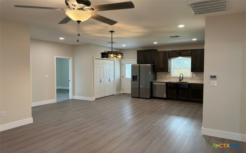 205 Haller Street, Yoakum, TX 77995, 3 Habitaciones Habitaciones , ,2 BañosBaños,Residential,En Venta,205 Haller Street,0,600692