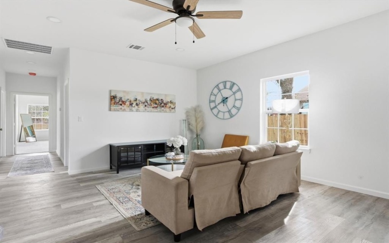 2413 Lena Street, Fort Worth, TX 76105, 3 Habitaciones Habitaciones , ,2 BañosBaños,Residential,En Venta,2413 Lena Street,0,21139492