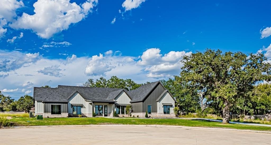 554 Helena Drive, Granbury, TX 76048, 3 Bedrooms Bedrooms, ,2 BathroomsBathrooms,Residential,For Sale,554 Helena Drive,0,21142768