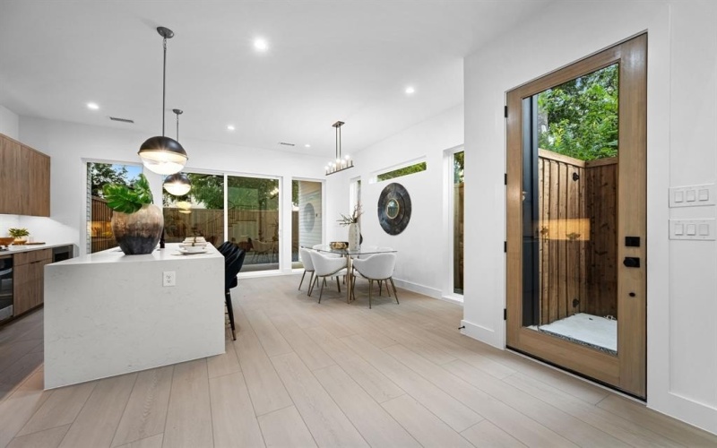 812 W 10th Street, Dallas, TX 75208, 3 Bedrooms Bedrooms, ,2 BathroomsBathrooms,Residential,For Sale,812 W 10th Street,0,21142320