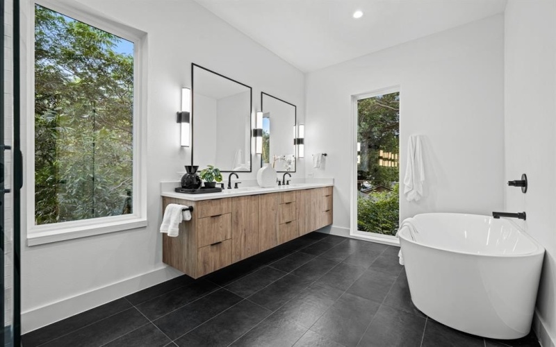 812 W 10th Street, Dallas, TX 75208, 3 Bedrooms Bedrooms, ,2 BathroomsBathrooms,Residential,For Sale,812 W 10th Street,0,21142320