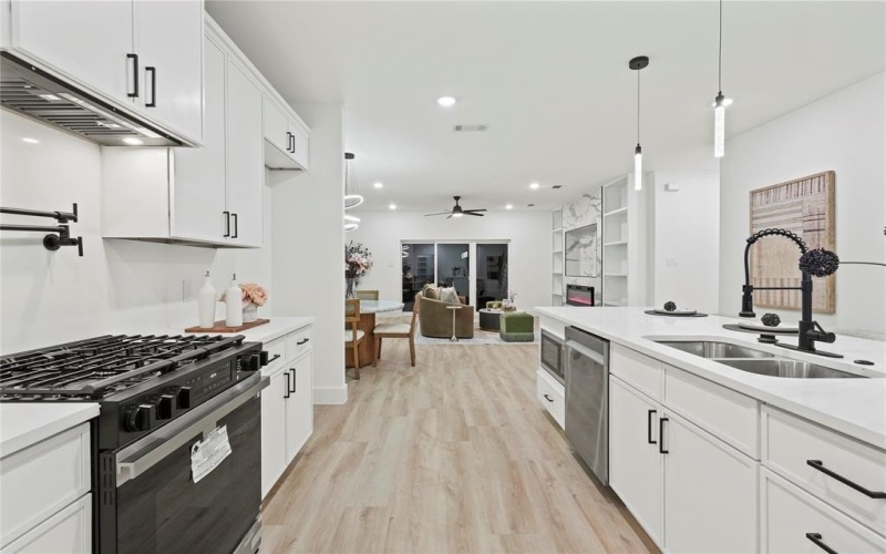 923 Walkway Street, Dallas, TX 75212, 3 Bedrooms Bedrooms, ,3 BathroomsBathrooms,Residential,For Sale,923 Walkway Street,0,21142703