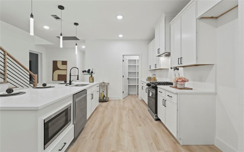 923 Walkway Street, Dallas, TX 75212, 3 Bedrooms Bedrooms, ,3 BathroomsBathrooms,Residential,For Sale,923 Walkway Street,0,21142703