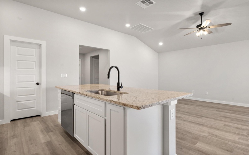 2208 134th Street, Lubbock, TX 79423, 4 Habitaciones Habitaciones , ,2 BañosBaños,Residential,En Venta,2208 134th Street,202552206