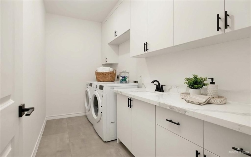 2400 S Cartier Drive, Edinburg, TX 78542, 4 Habitaciones Habitaciones , ,3 BañosBaños,Residential,En Venta,2400 S Cartier Drive,0,491328