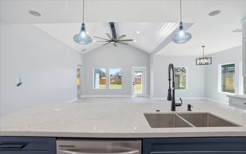 741 S 10th, Aransas Pass, TX 78336, 3 Habitaciones Habitaciones , ,2 BañosBaños,Residential,En Venta,741 S 10th,0,469515