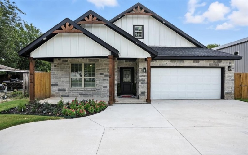 1118 S Grand Avenue, Gainesville, TX 76240, 4 Bedrooms Bedrooms, ,2 BathroomsBathrooms,Residential,For Sale,1118 S Grand Avenue,0,21145224