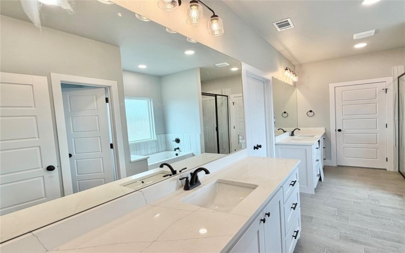 2008 Collin Street, Weatherford, TX 76085, 4 Bedrooms Bedrooms, ,3 BathroomsBathrooms,Residential,For Sale,2008 Collin Street,0,21146004