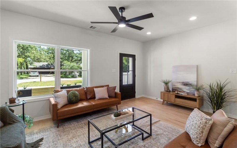 1104 Berkeley Street, College Station, TX 77840, 4 Habitaciones Habitaciones , ,5 BañosBaños,Residential,En Venta,1104 Berkeley Street,0,26000228